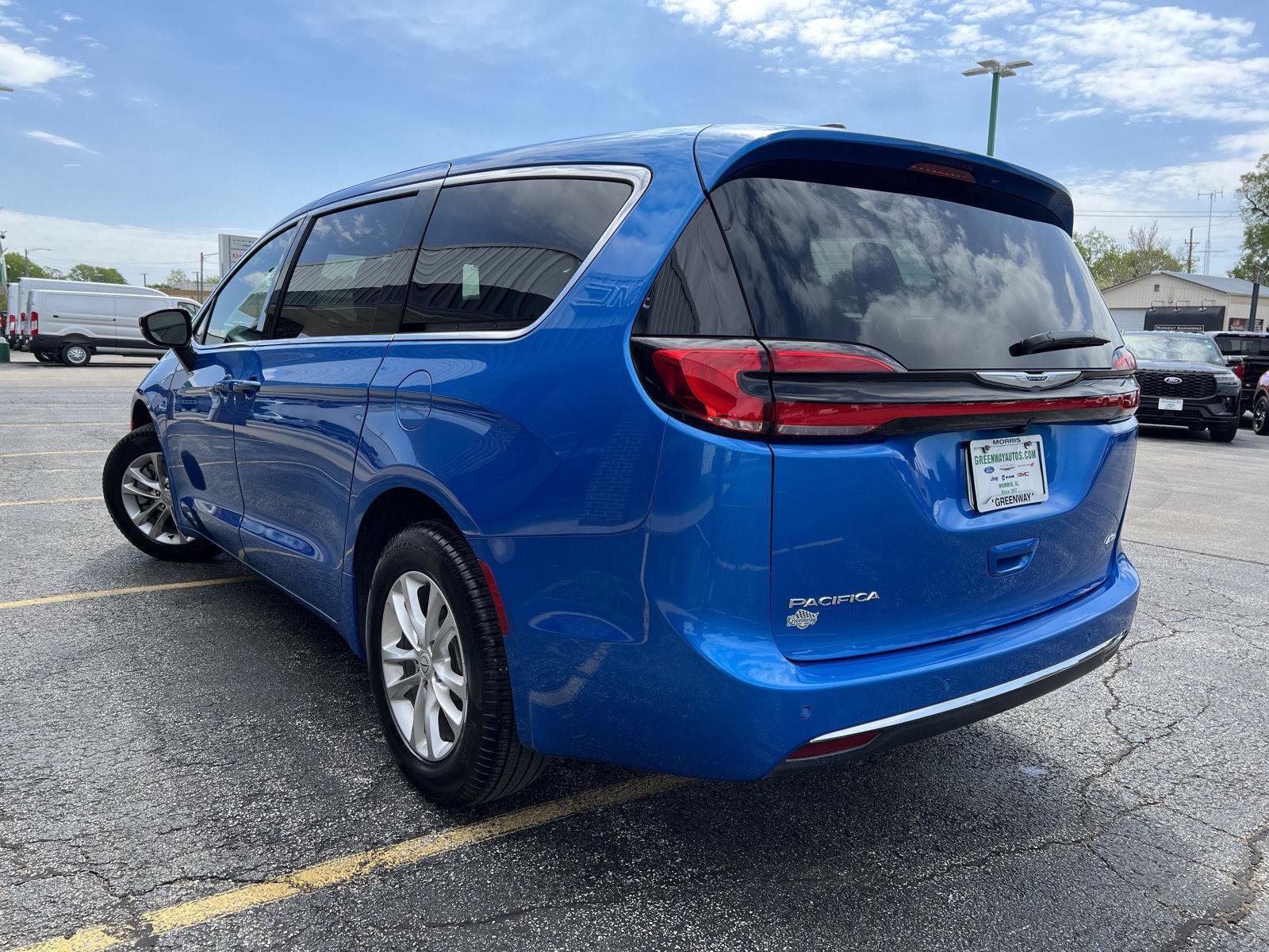 Used 2026 Chrysler Pacifica Select AWD/4WD image 9