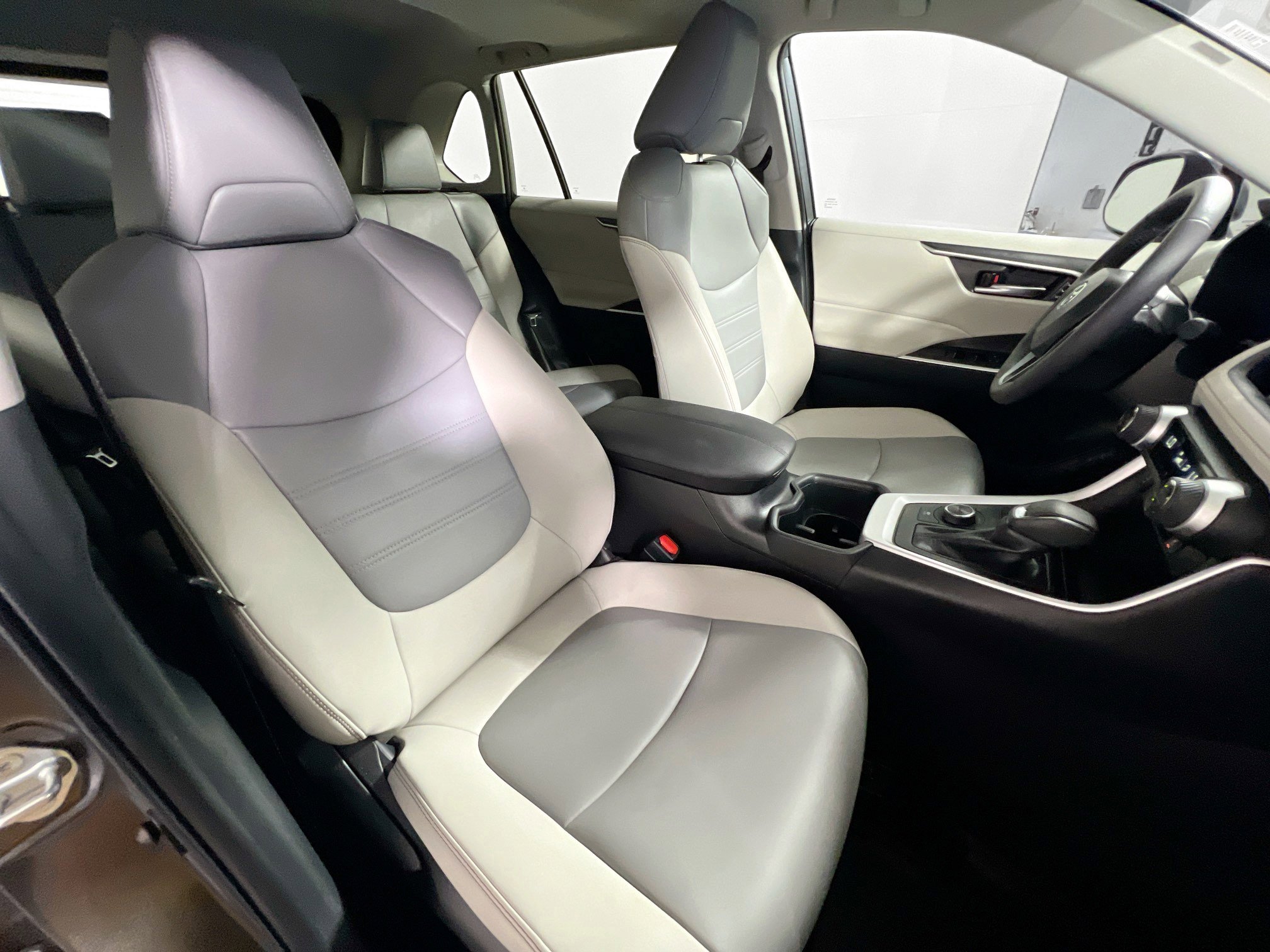 Used 2024 Toyota RAV4 XLE Premium image 31