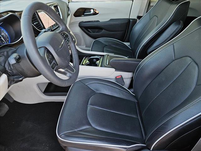 Used 2023 Chrysler Pacifica Limited image 16