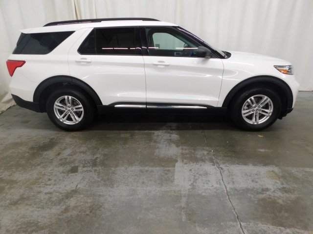 Used 2022 Ford Explorer XLT w/ Equipment Group 202A image 2