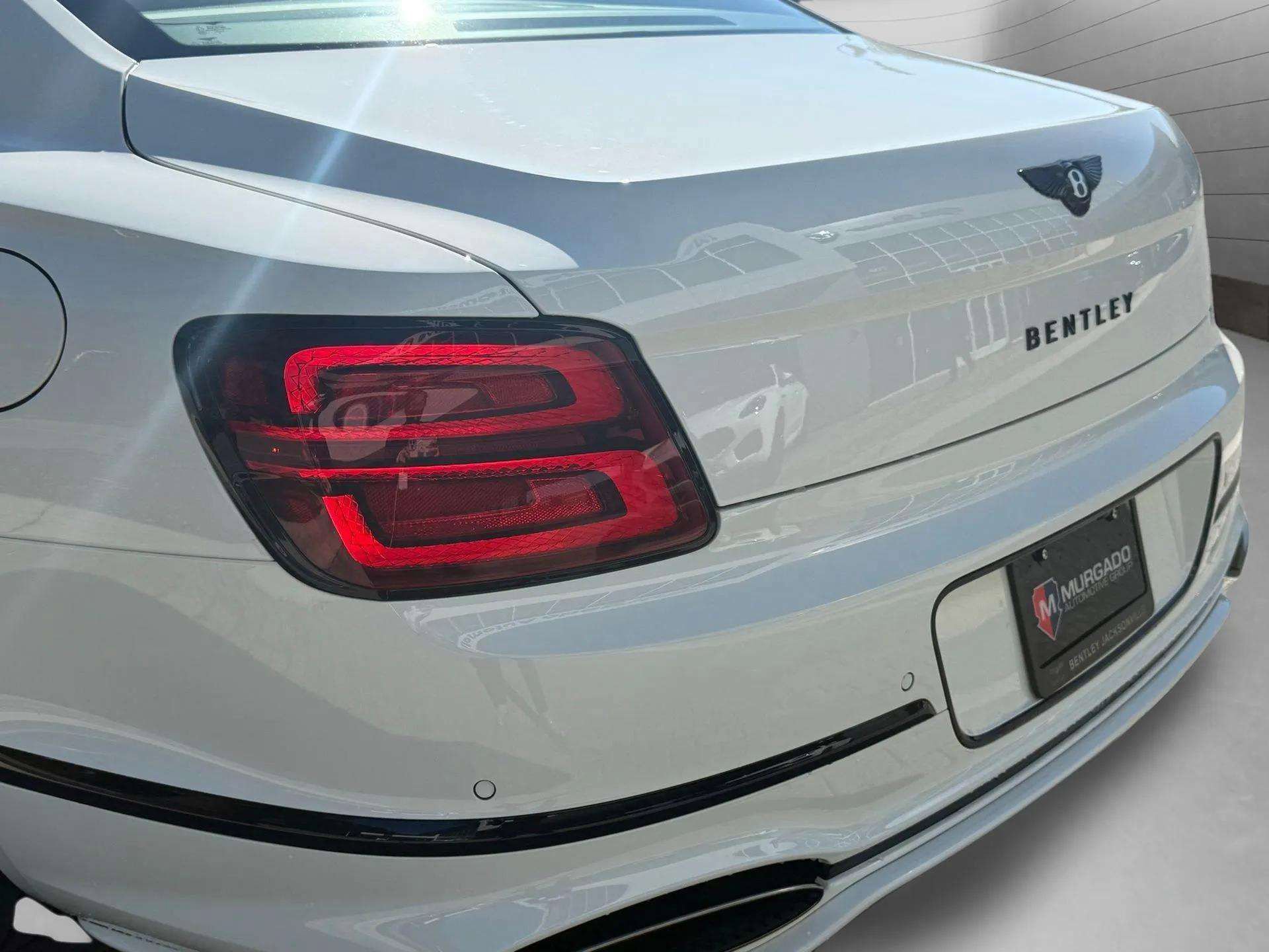 Used 2025 Bentley Flying Spur Plug-In Hybrid image 17