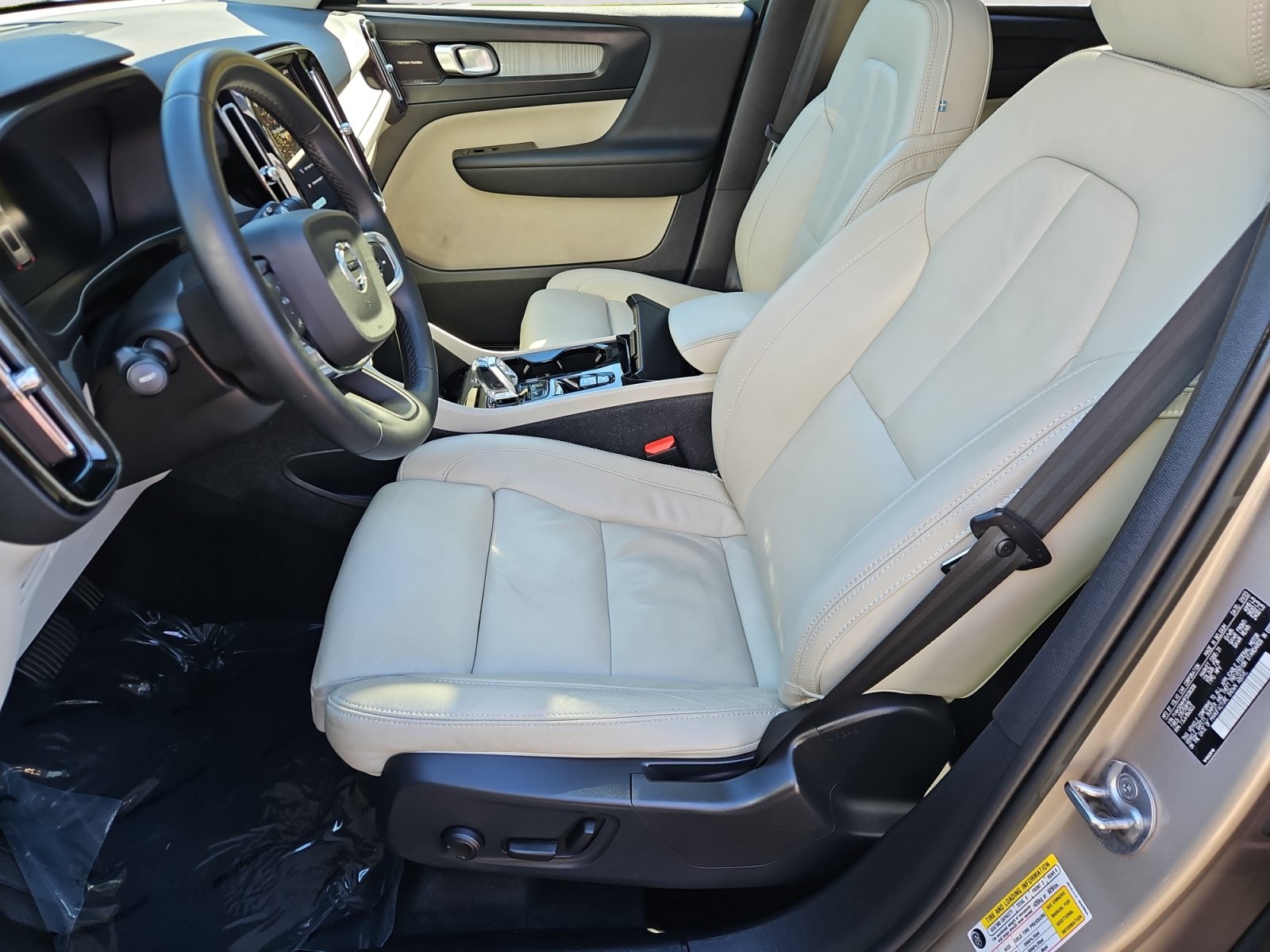 Used 2023 Volvo XC40 B4 Ultimate FWD image 9