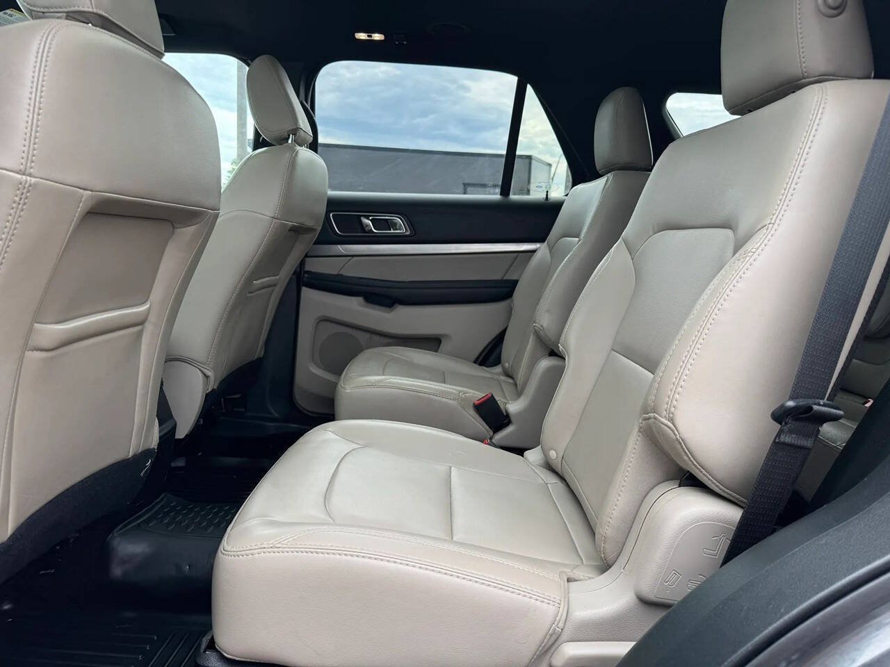 Used 2019 Ford Explorer XLT w/ Equipment Group 202A AWD/4WD image 14