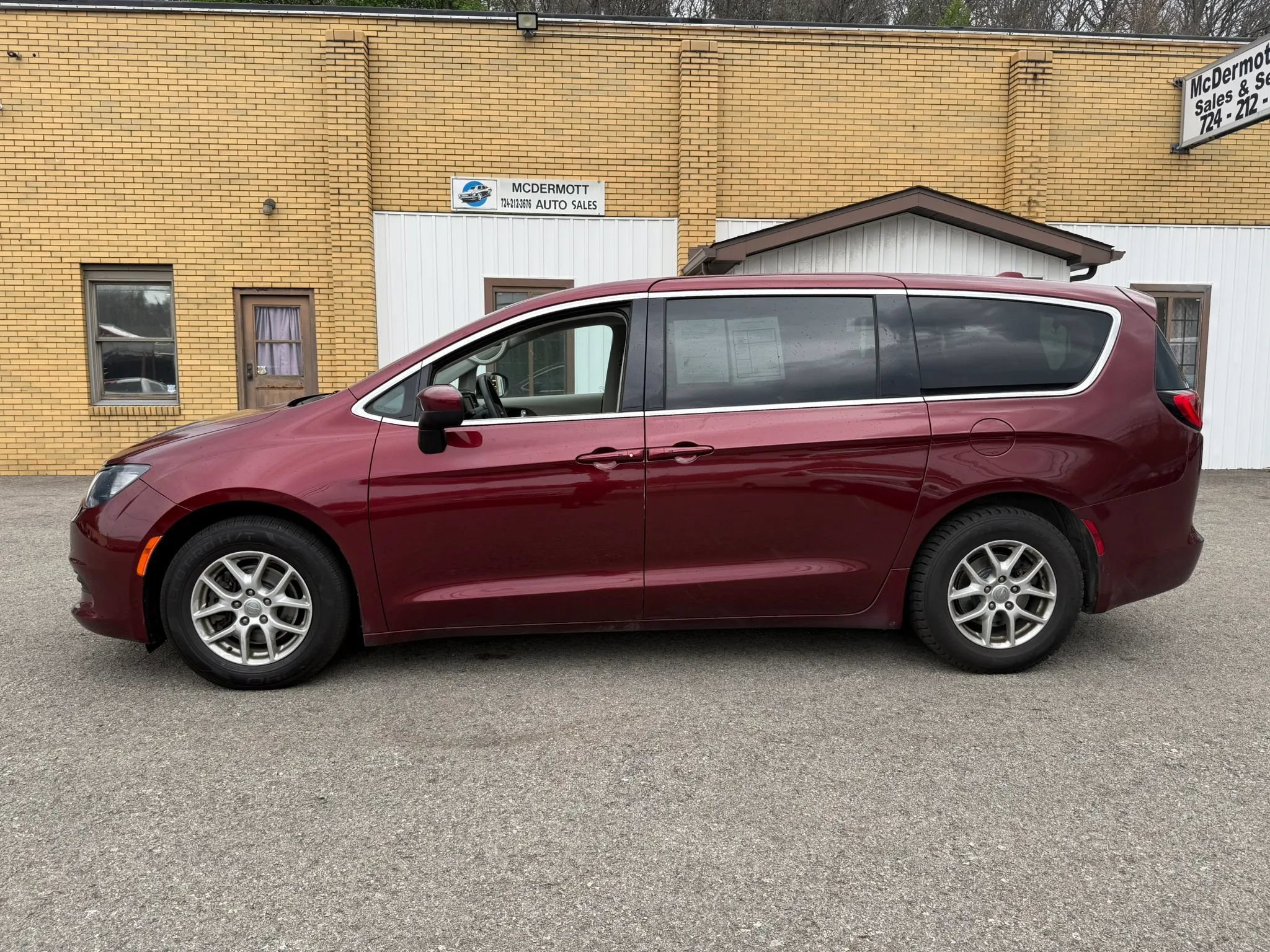 Used 2017 Chrysler Pacifica Touring FWD image 2