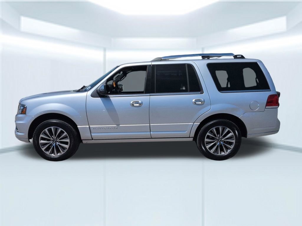 Used 2017 Lincoln Navigator Select image 2