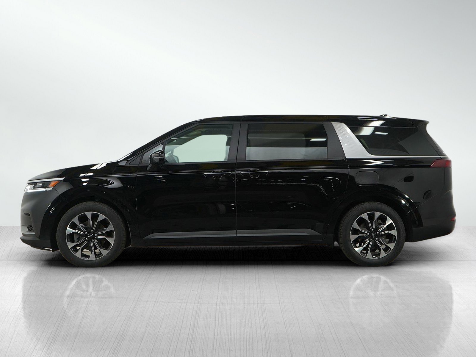 Used 2022 Kia Carnival EX image 2