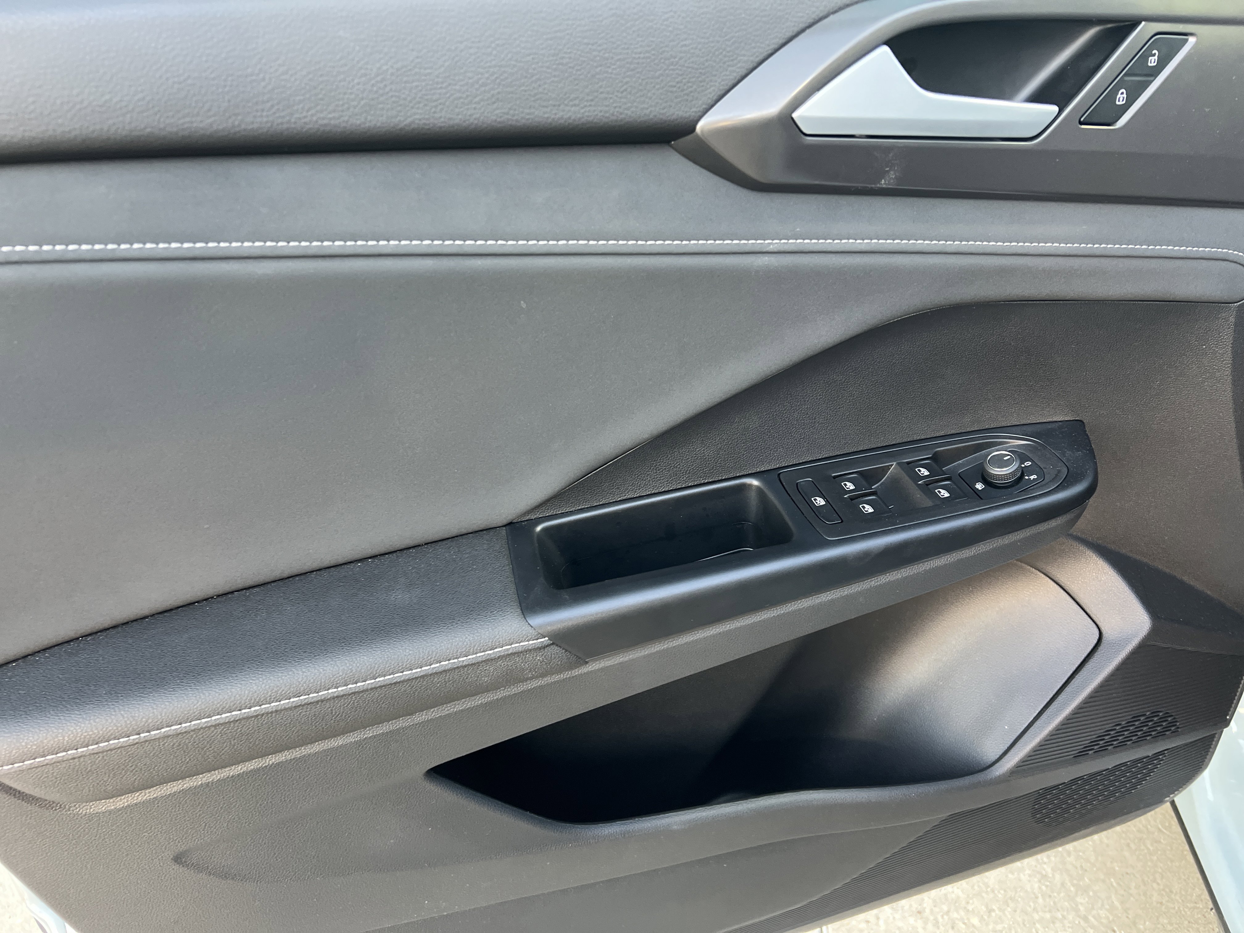 Used 2025 Volkswagen Taos SE image 13