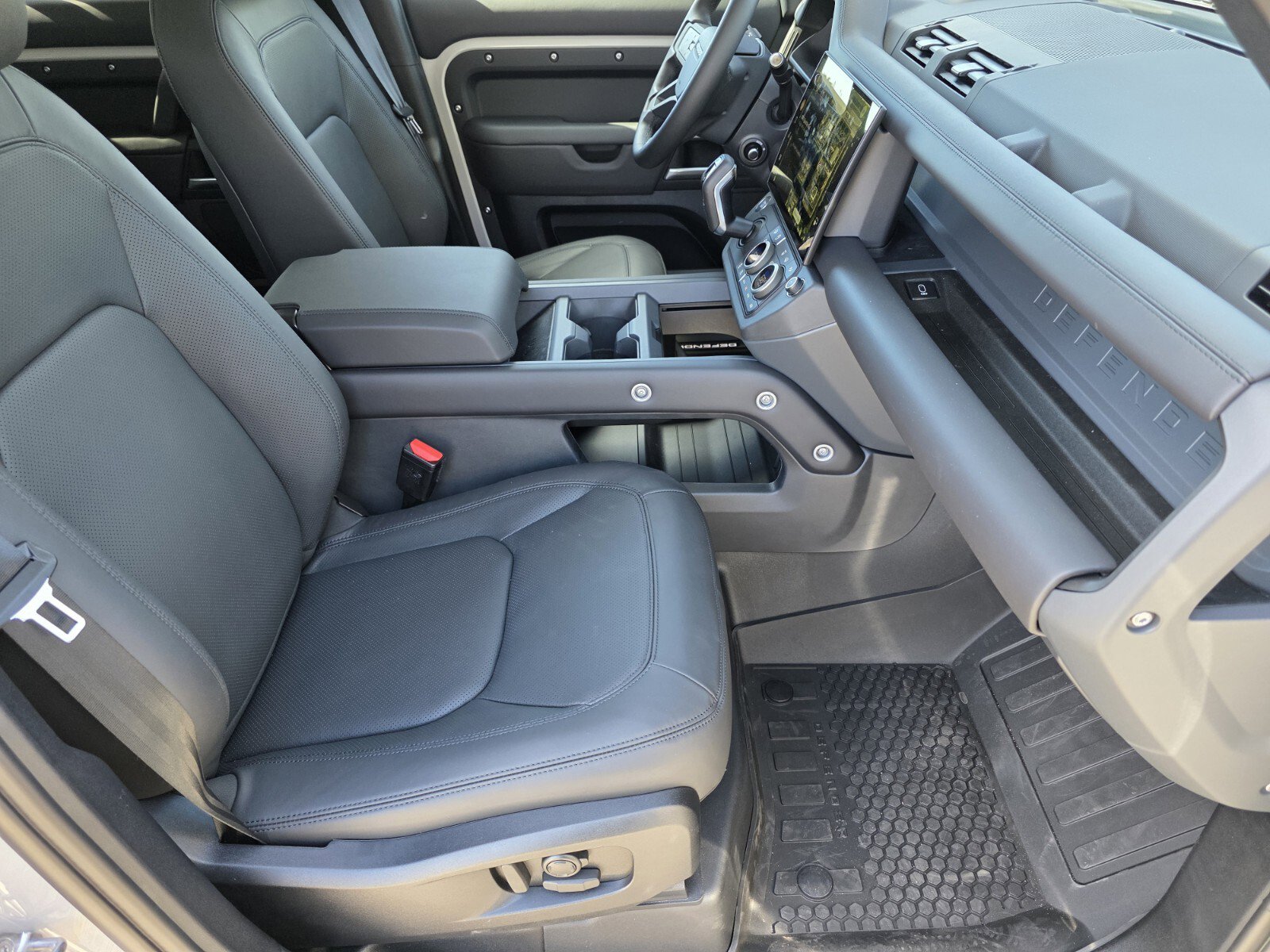 New 2026 Land Rover Defender 110 X-Dynamic SE image 3