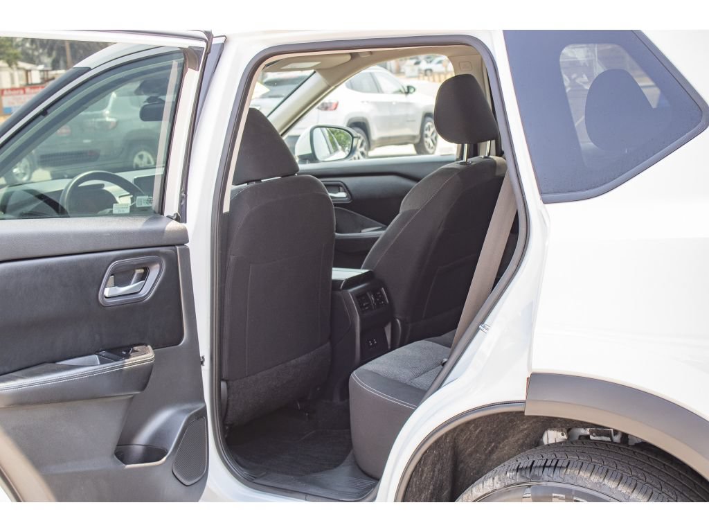 Used 2024 Nissan Rogue SV AWD/4WD image 14