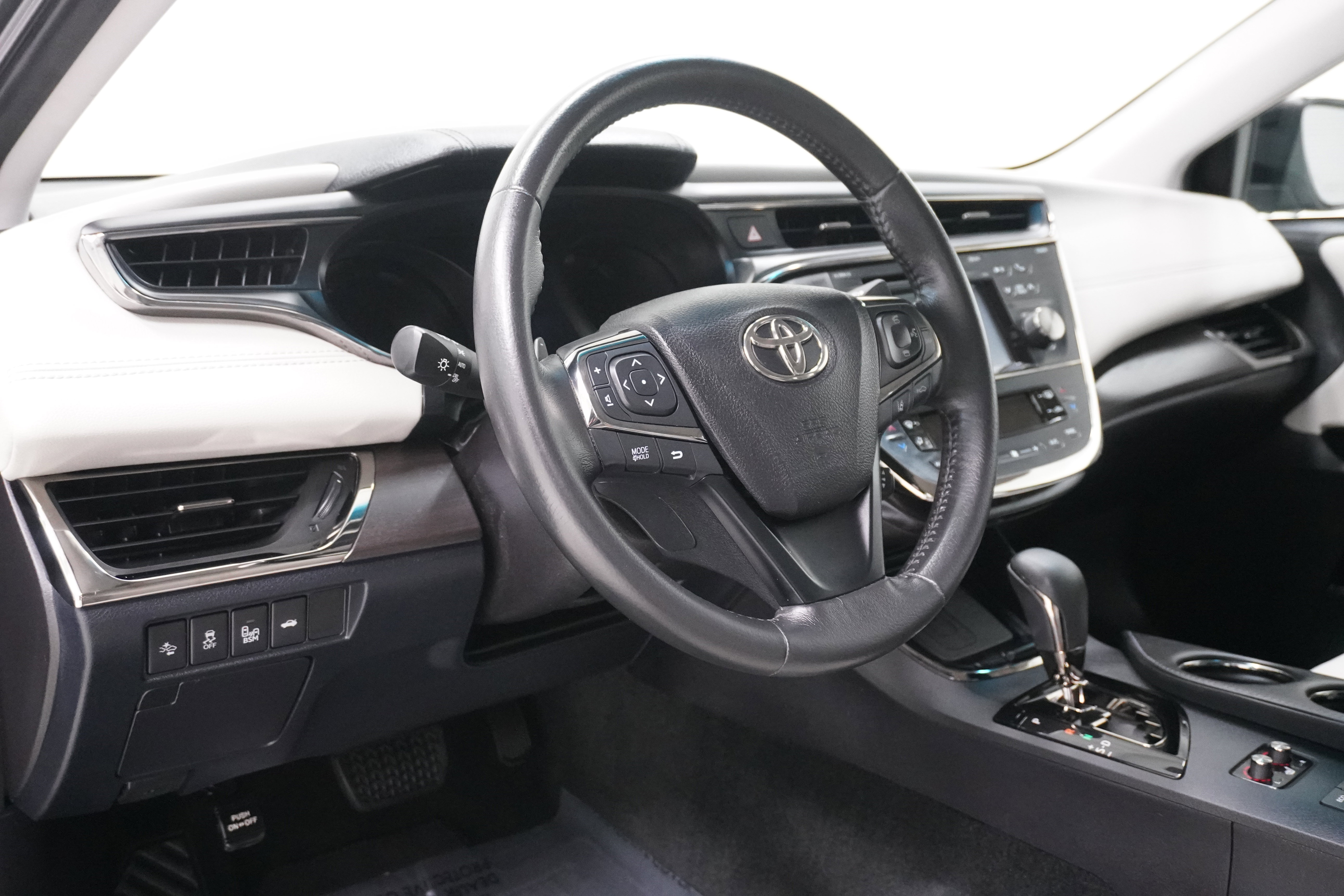 Used 2017 Toyota Avalon XLE image 9