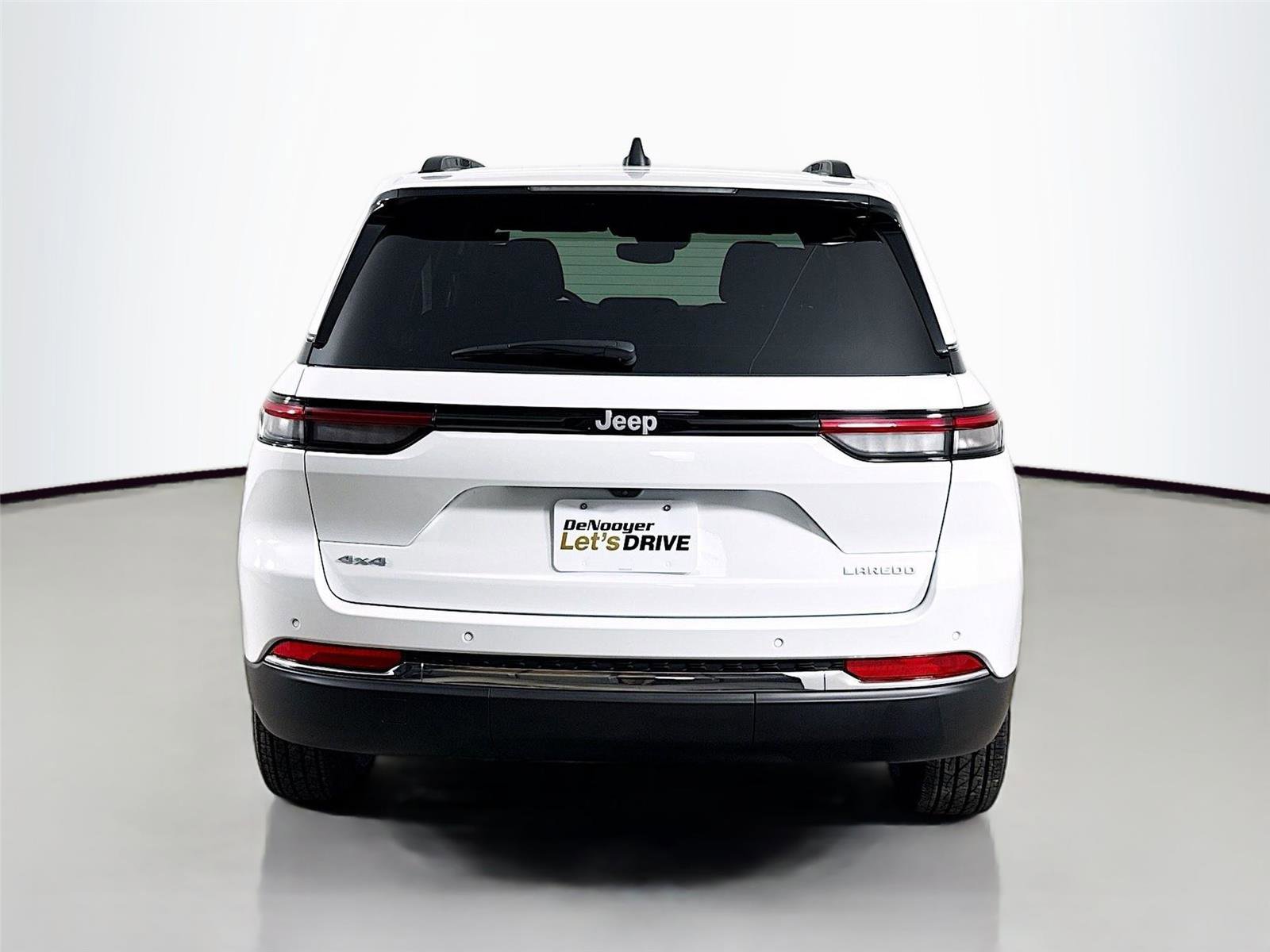 Used 2024 Jeep Grand Cherokee Laredo w/ Trailer Tow Package image 8