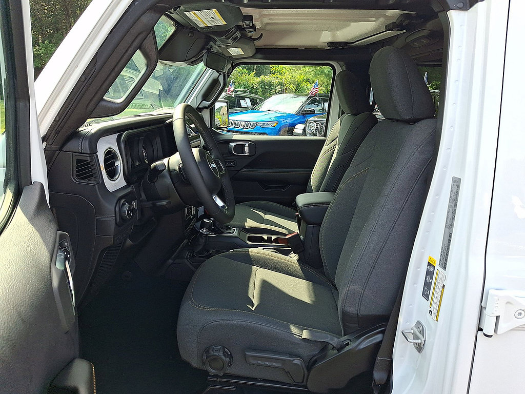 Used 2025 Jeep Wrangler Unlimited Sahara AWD/4WD image 14