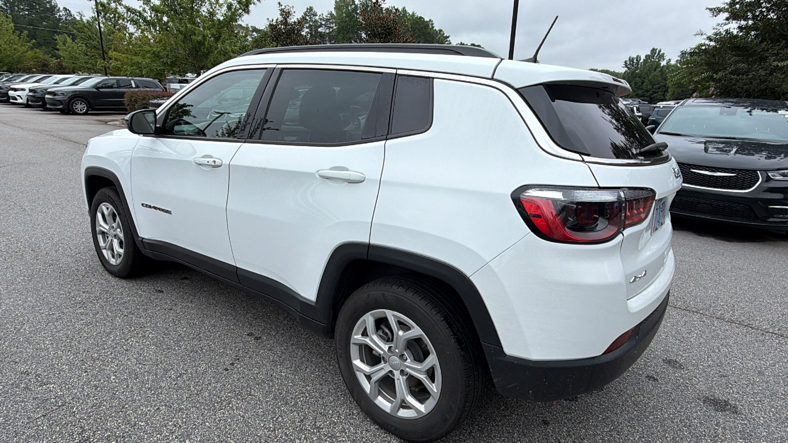 Used 2024 Jeep Compass Latitude AWD/4WD image 10
