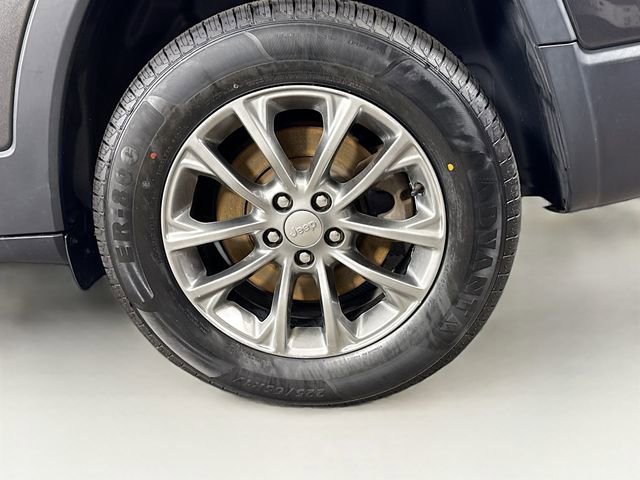 Used 2019 Jeep Cherokee Latitude Plus w/ Cold Weather Group image 28