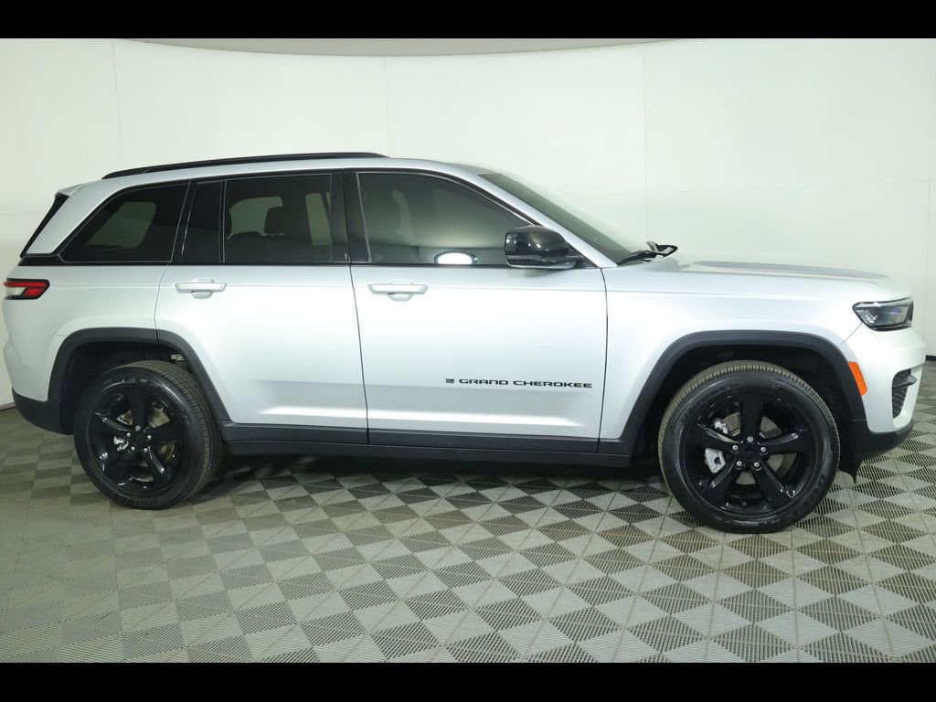 Used 2024 Jeep Grand Cherokee Altitude image 2