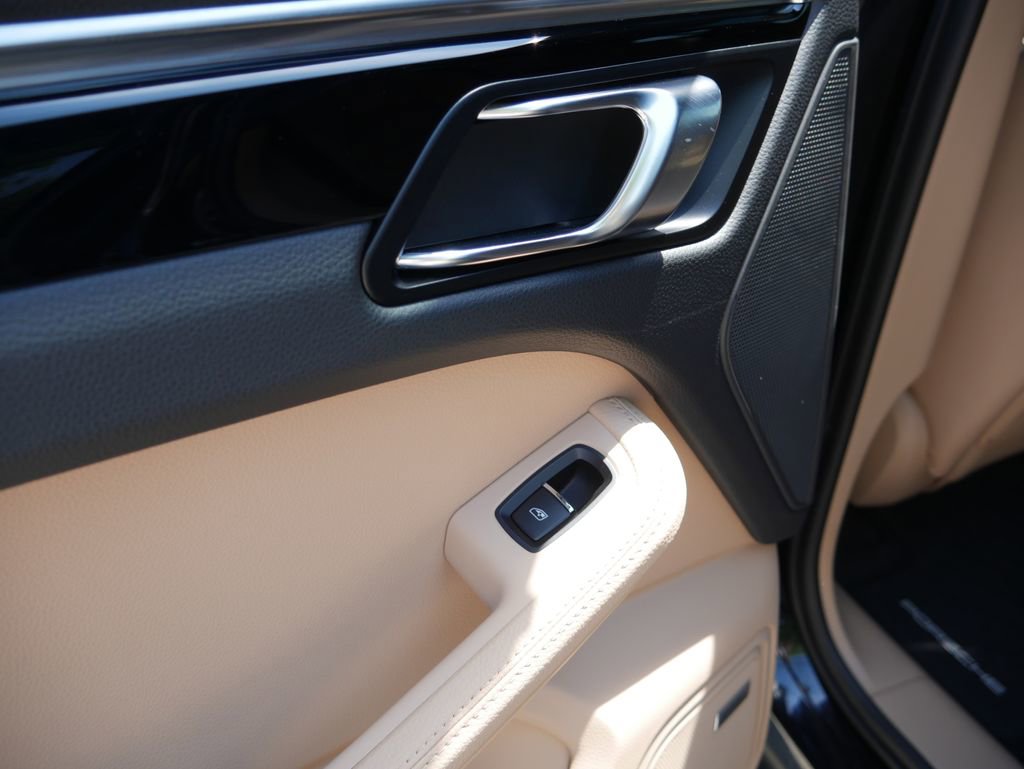 Certified 2023 Porsche Macan S AWD/4WD image 19