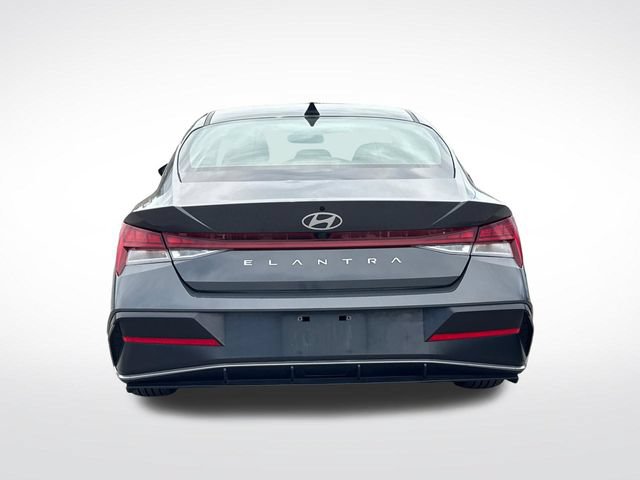 Used 2025 Hyundai Elantra SEL FWD image 4