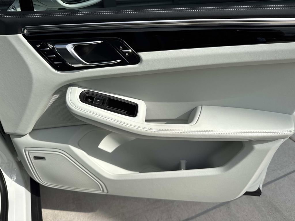 Certified 2025 Porsche Macan image 19