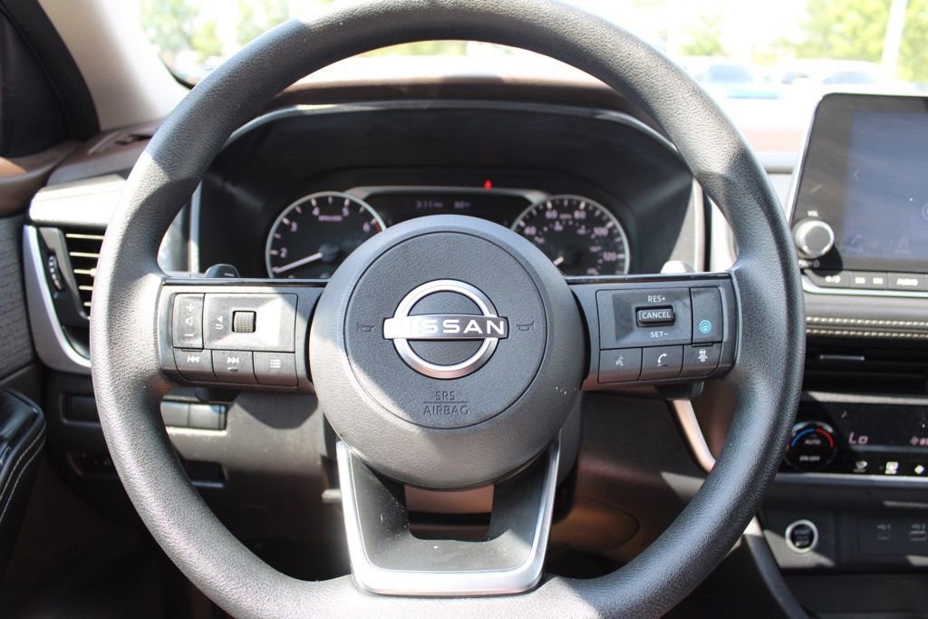 Used 2023 Nissan Rogue SV image 25