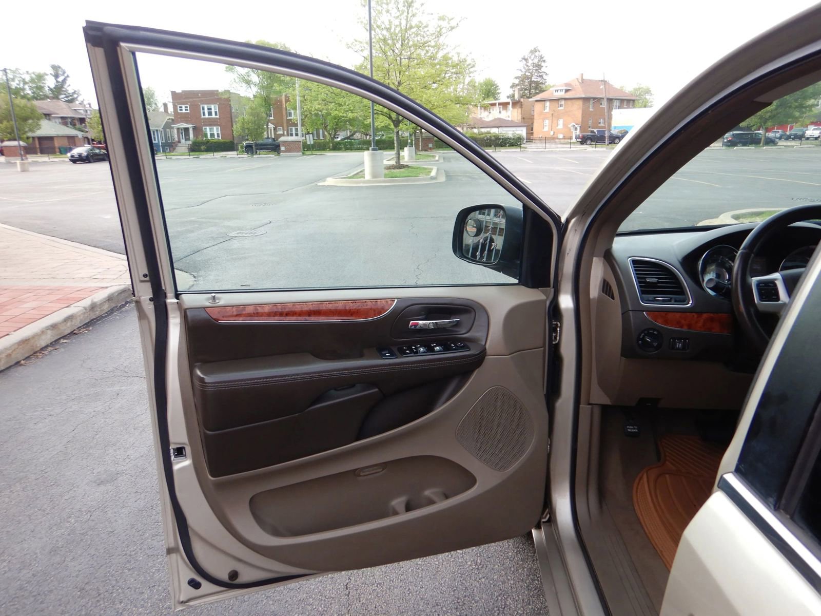 Used 2014 Chrysler Town & Country Touring FWD image 10