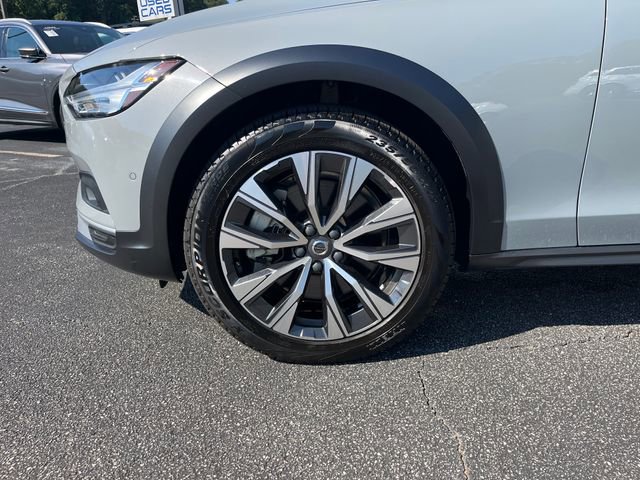 Used 2024 Volvo V90 B6 Cross Country Plus image 32