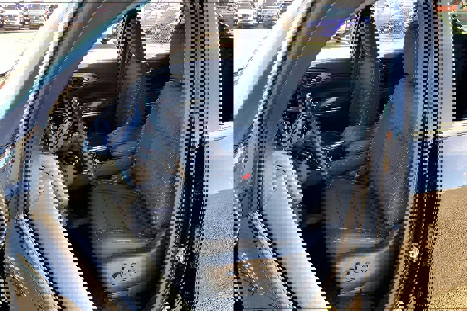 Used 2025 Chevrolet Traverse LT image 8