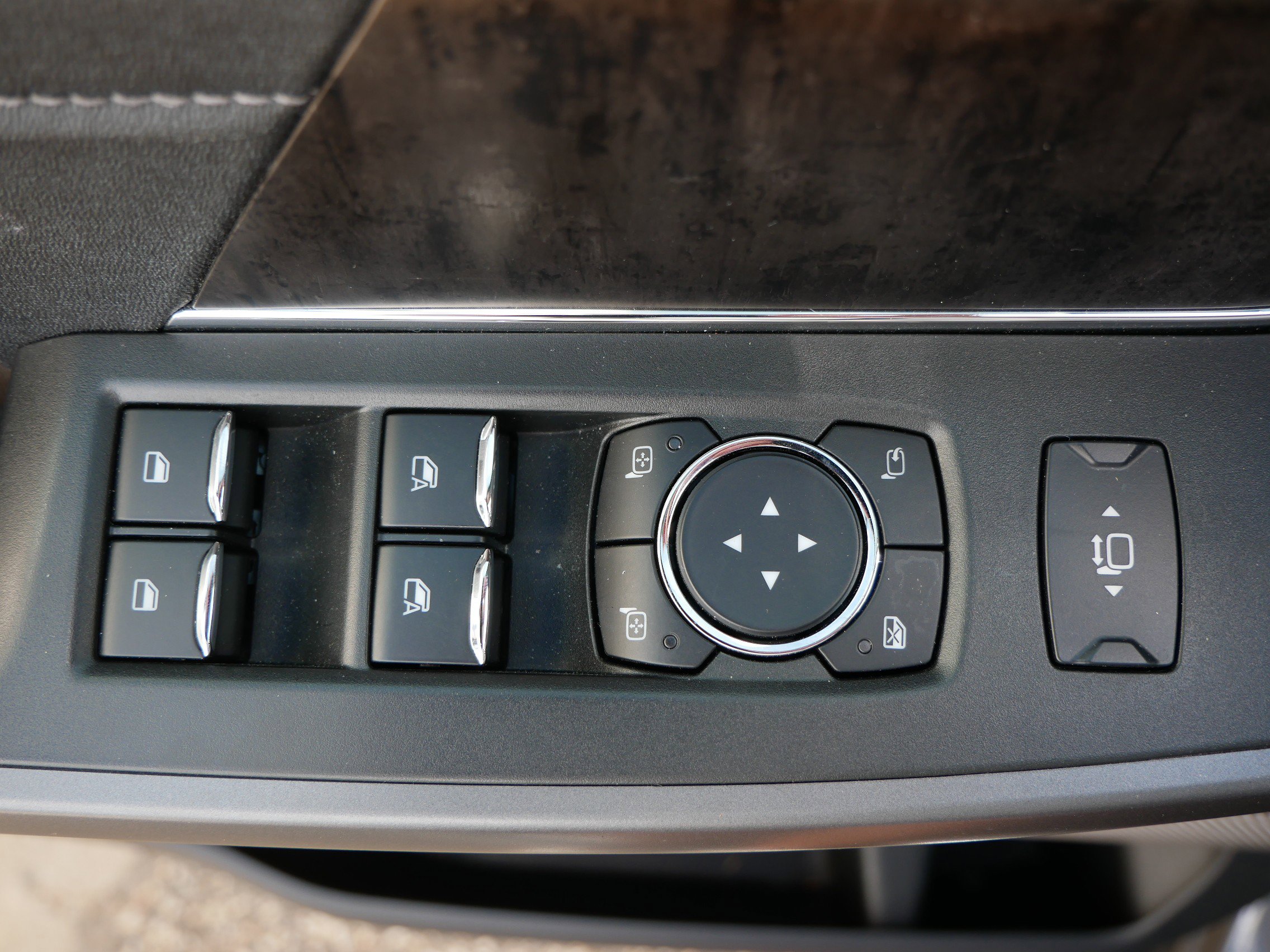 Used 2025 Ford F350 Lariat w/ FX4 Off-Road Package image 11