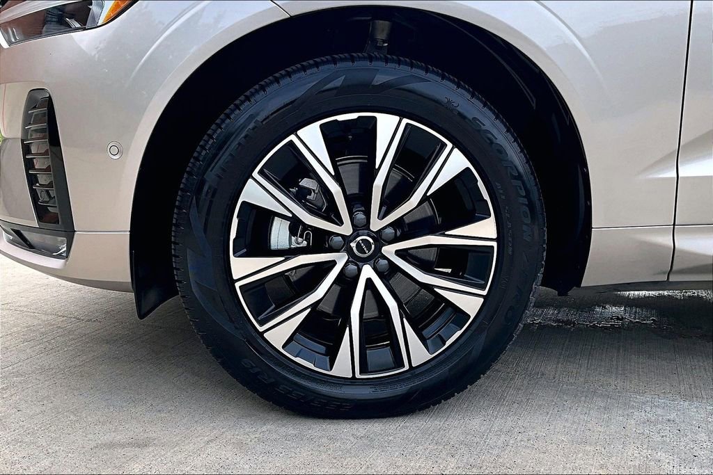 Used 2025 Volvo XC60 B5 Plus AWD/4WD image 12