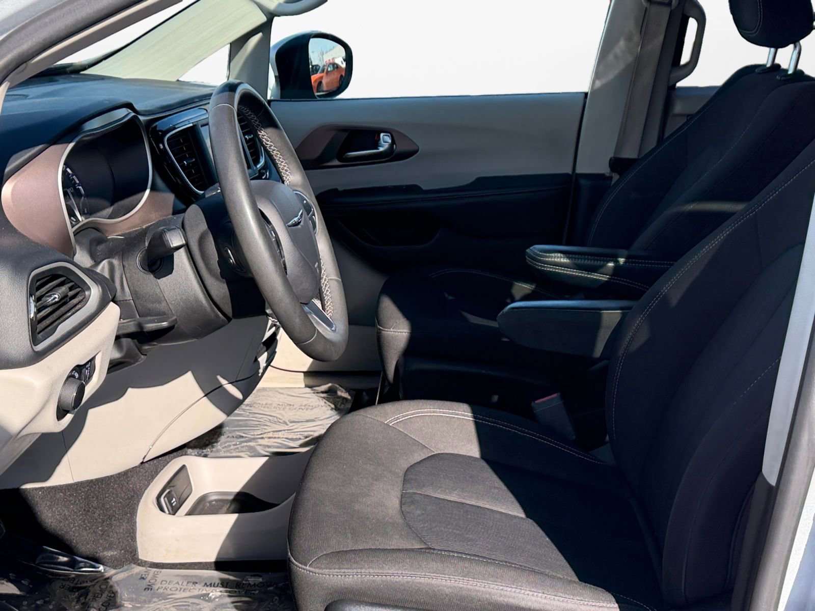 Used 2023 Chrysler Voyager LX image 9