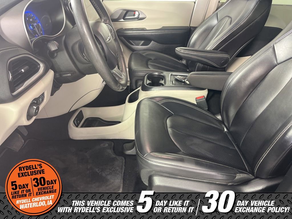 Used 2023 Chrysler Pacifica Touring-L image 16