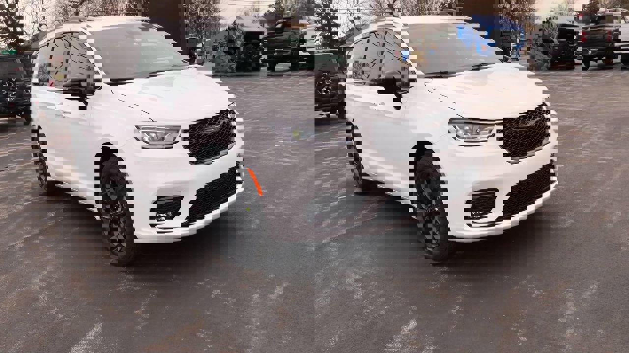 New 2026 Chrysler Pacifica Select image 2