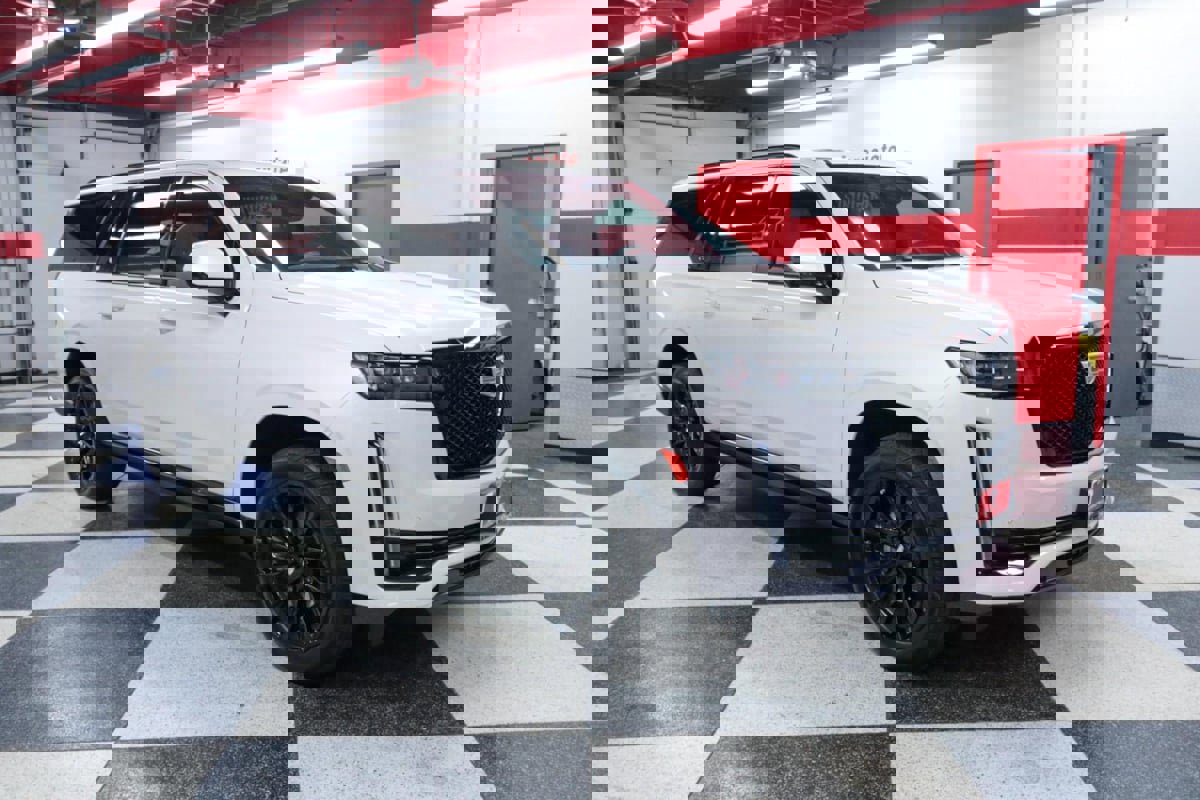 Used 2024 Cadillac Escalade ESV Sport Platinum w/ LPO, ONYX Package image 3