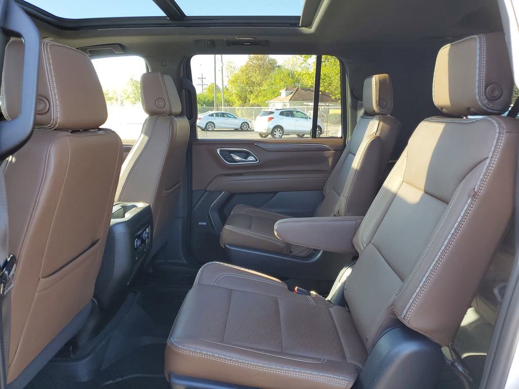 Used 2023 Chevrolet Suburban High Country image 31