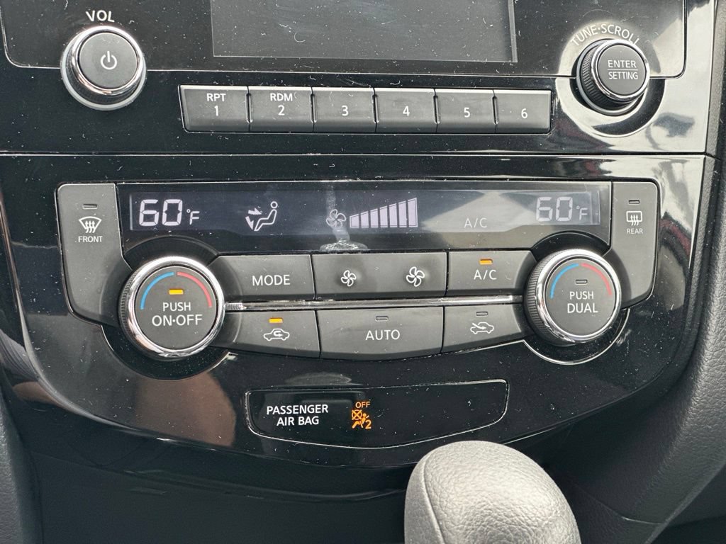 Used 2016 Nissan Rogue SV FWD image 25