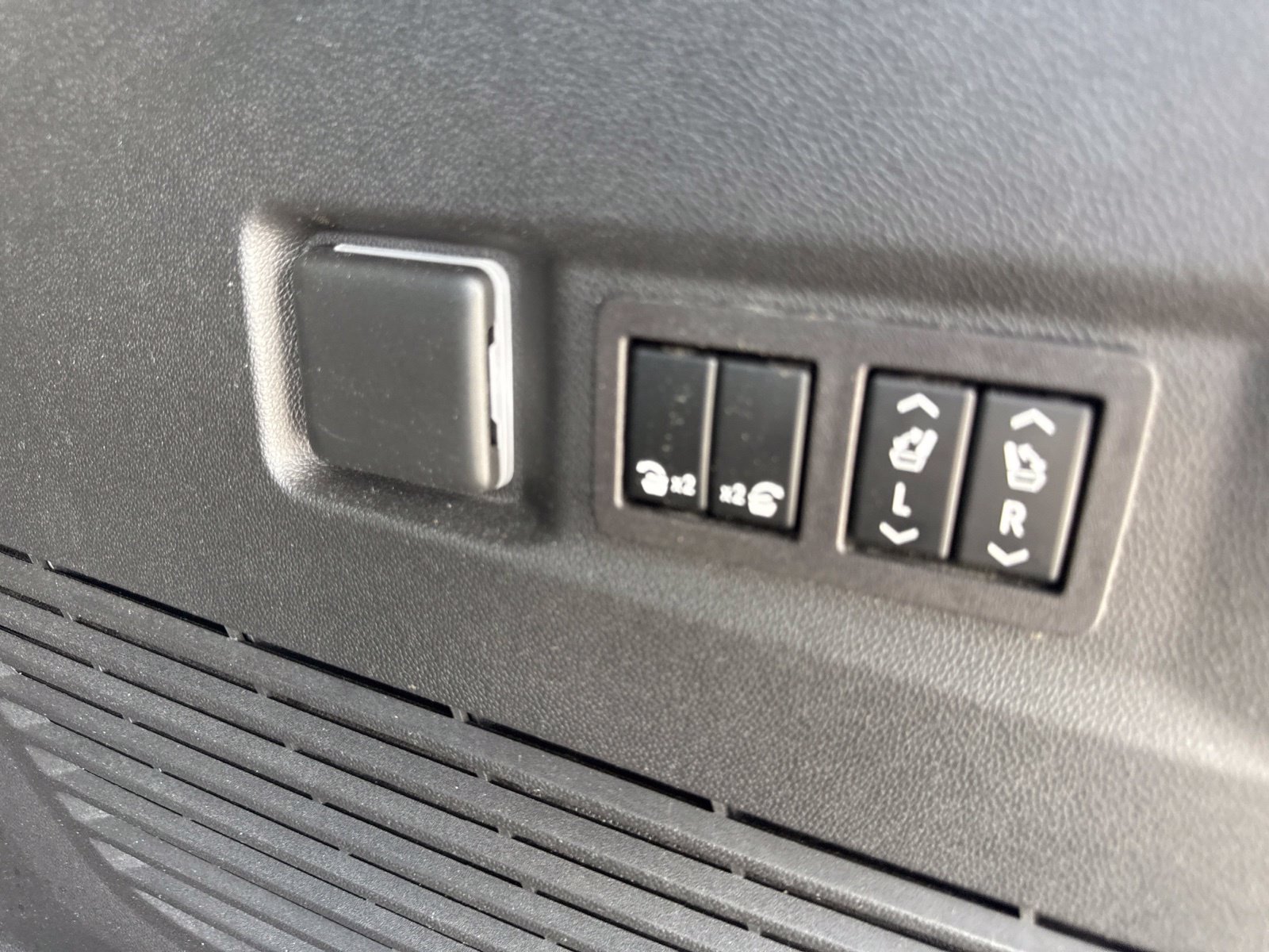 Used 2023 Chevrolet Tahoe High Country AWD/4WD image 13