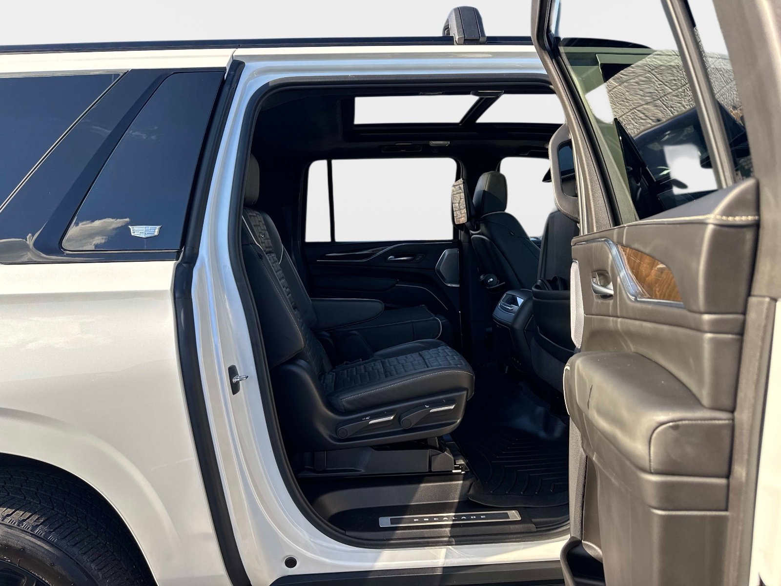 Used 2024 Cadillac Escalade ESV Sport Platinum w/ LPO, ONYX Package image 14