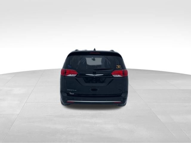 Used 2018 Chrysler Pacifica Touring-L image 4