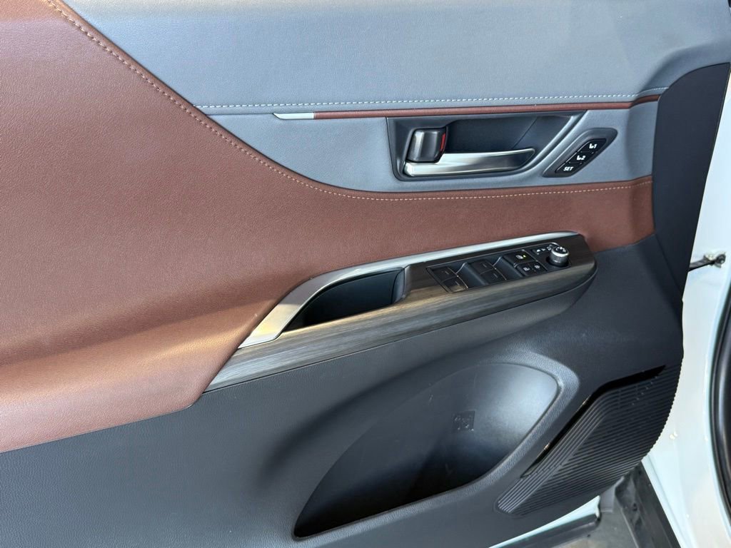 Certified 2023 Toyota Venza XLE image 20