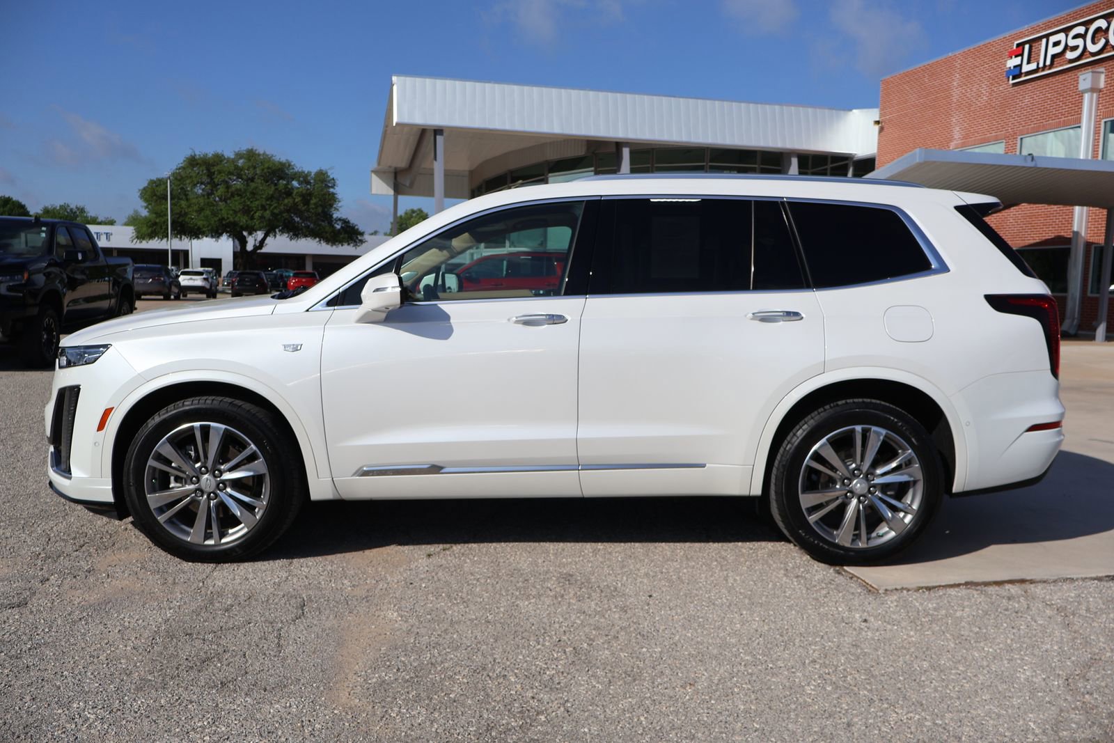 Used 2022 Cadillac XT6 Premium Luxury w/ Platinum Package image 2