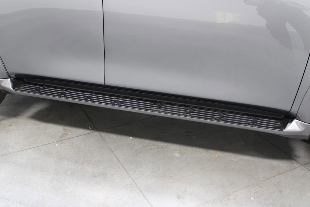 Used 2024 Nissan Armada Platinum w/ Captain's Chairs Package image 12