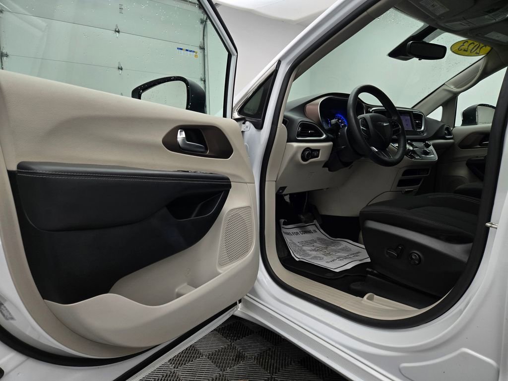 Used 2023 Chrysler Voyager LX image 18