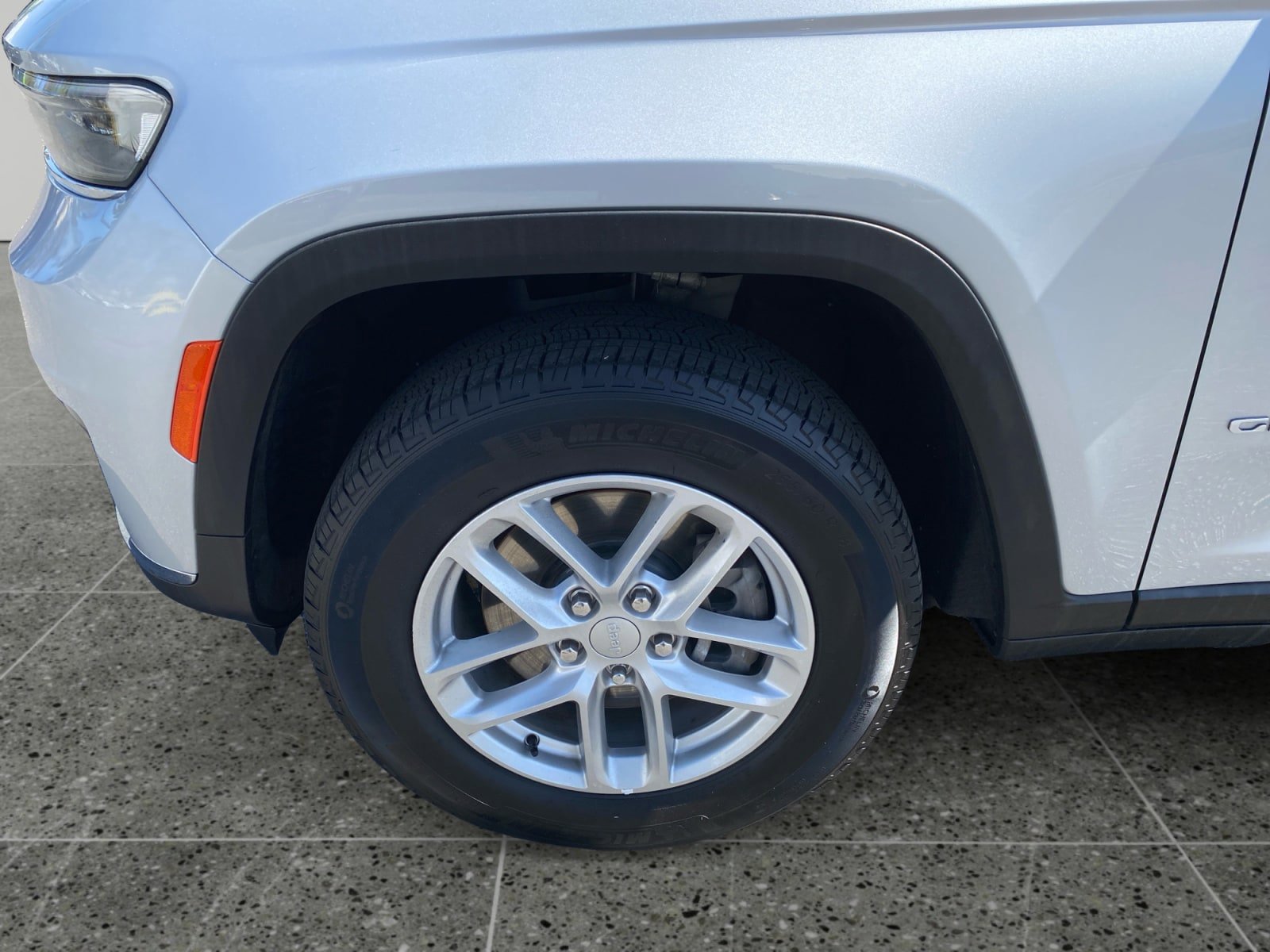 Used 2024 Jeep Grand Cherokee L Laredo RWD image 14