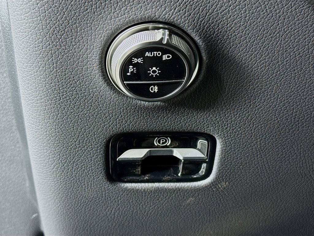 Used 2025 Mercedes-Benz GLC 300 4MATIC w/ AMG Line image 10