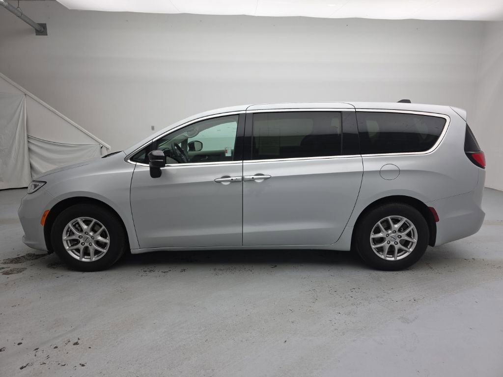 Used 2024 Chrysler Pacifica Touring-L image 8