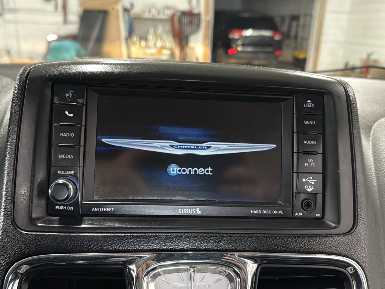Used 2015 Chrysler Town & Country Touring FWD image 17