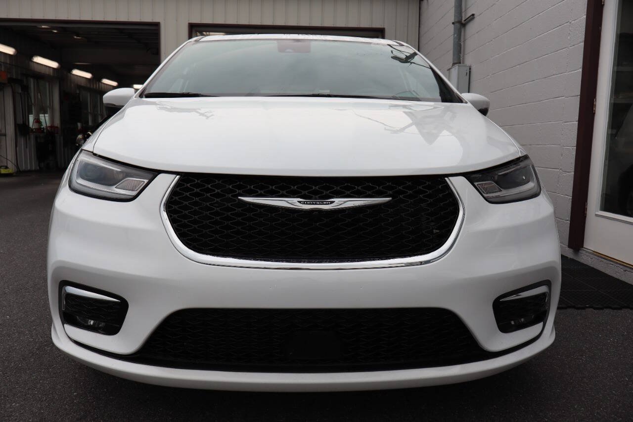 Used 2023 Chrysler Pacifica Touring FWD image 2