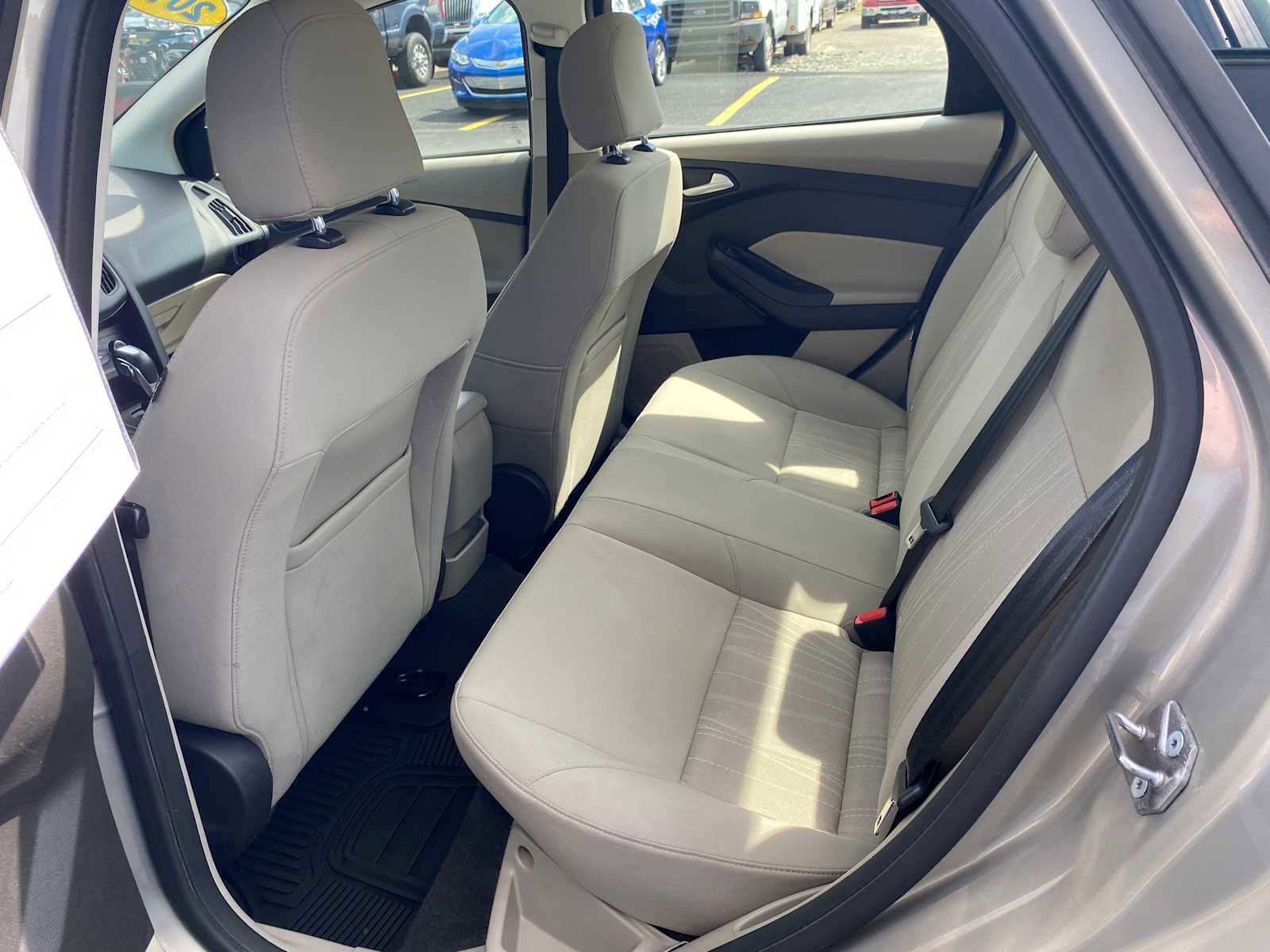 Used 2016 Ford Focus SE w/ SE Cold Weather Package image 10