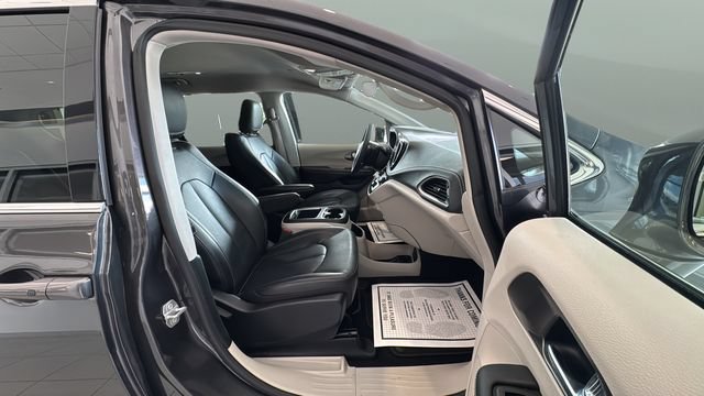 Used 2022 Chrysler Pacifica Touring-L FWD image 26