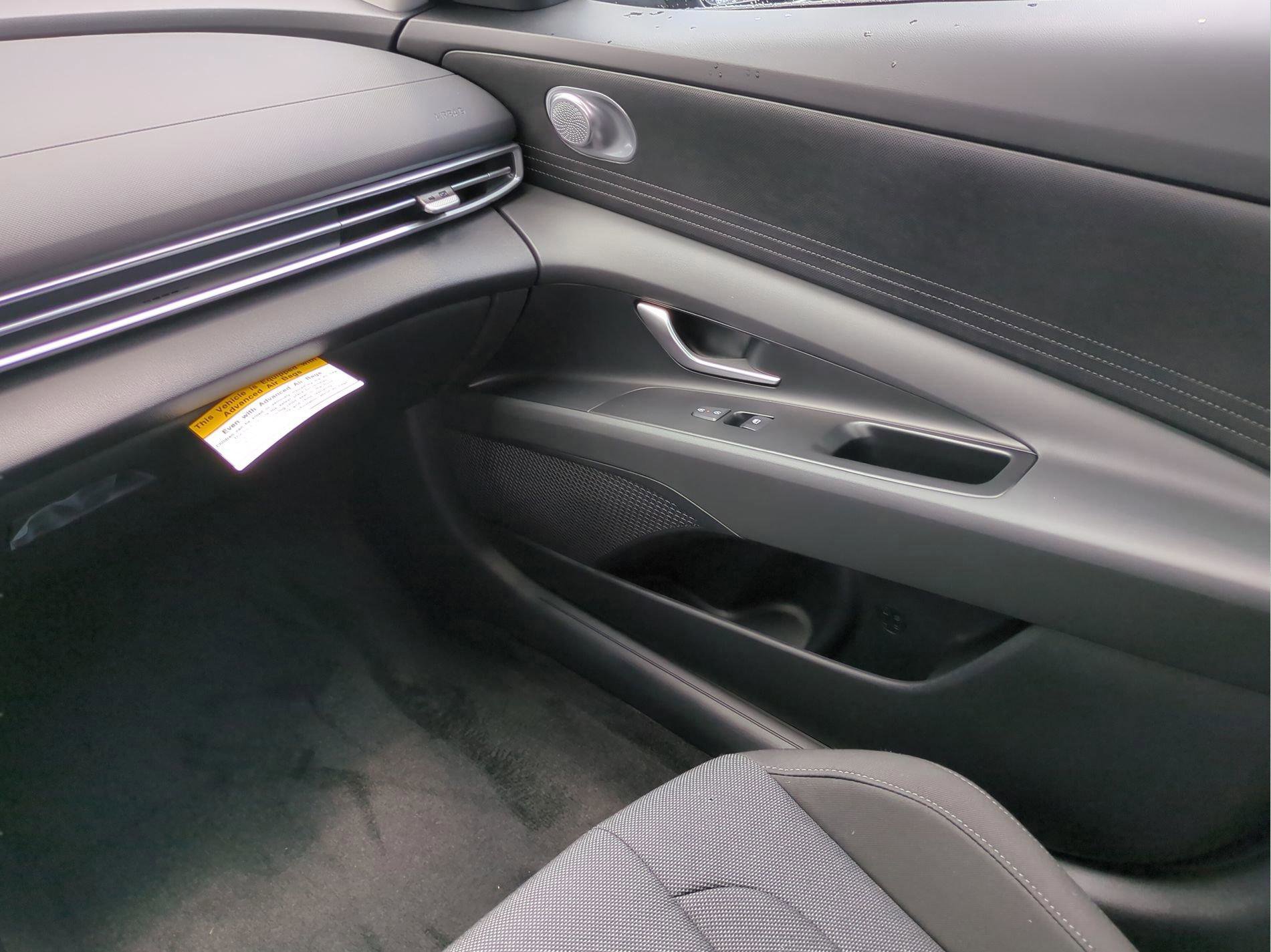 New 2025 Hyundai Elantra SE FWD image 16