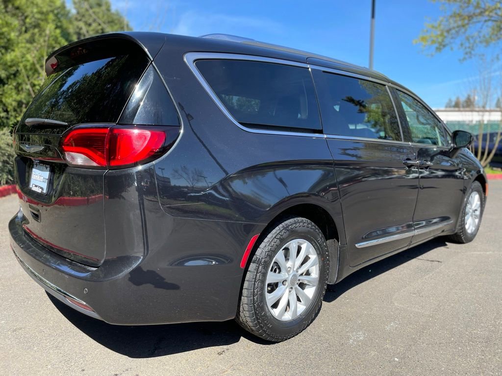 Used 2019 Chrysler Pacifica Touring-L image 4